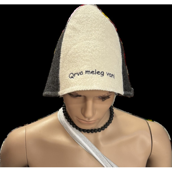 Szürke-fehér szaunasapka Qrva meleg van felirattal