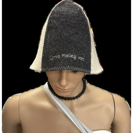 Szürke-fehér szaunasapka Qrva meleg van felirattal