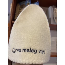 Fehér filc szaunasapka Qrva meleg van felirattal